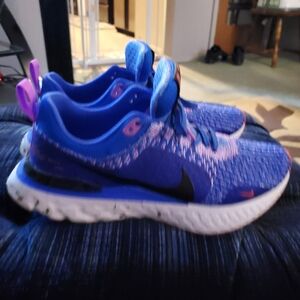 9.5 womens Nike Tennis shoes